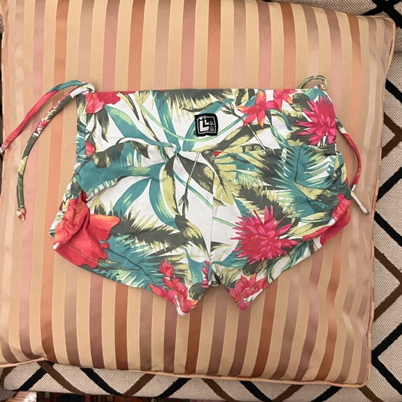 LA LA LAND SWIM Tropical Rouched Shorts - Picture 2 of 2